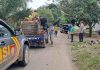 Memberi Rasa Nyaman Jelang Lebaran, Polsek Tabir Ulu dan Pemerintahan Kecamatan Goro Bersih Bersih Jalan